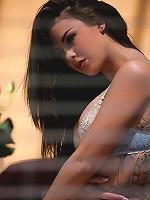 Natalia Cruze drags off her jeans