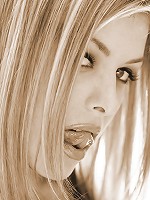 Ginger Jolie shows off her amazing figure