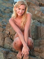 Amazing nude art with Leslie at the sunset