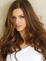 Eufrat spares some time at her bedroom to play with her pulsing clit.