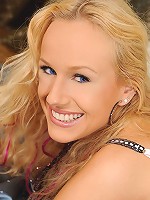 Blonde Welli toying her pussy