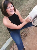 Jasmine and Britney are sharing a two headed dildo